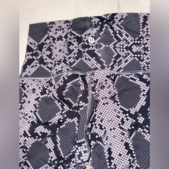 Lululemon Wunder Under High Waist Crop Leggings in a black and gray snake size 6 - Picture 5 of 11